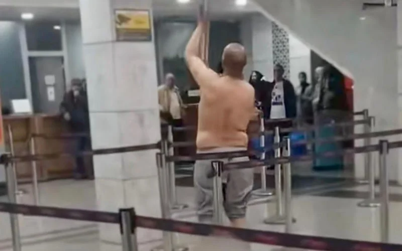 Half naakte man richt ravage aan in station Rabat (video)