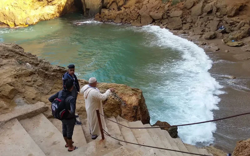 Onrust op strand Driouch: poort geplaatst, vandalisme en chaos