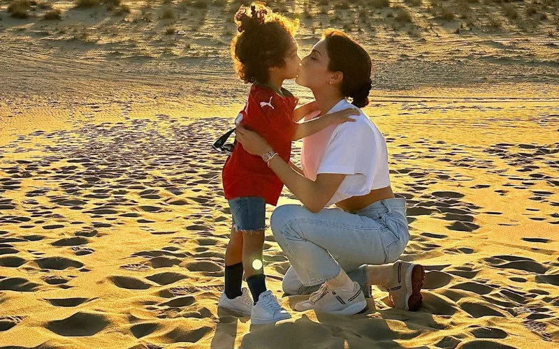 Hiba Abouk geniet zonder Hakimi van quality time met haar kinderen (foto's)