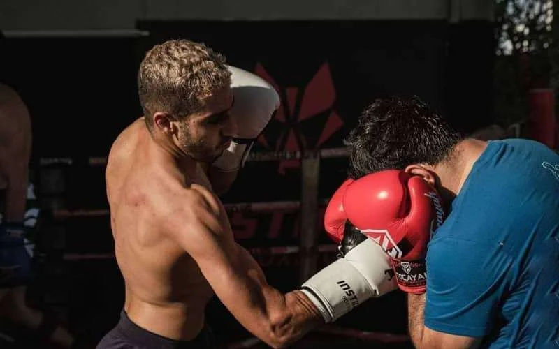 Marokkaanse bokser Hicham Boulahri vecht tegen Izat Zaki