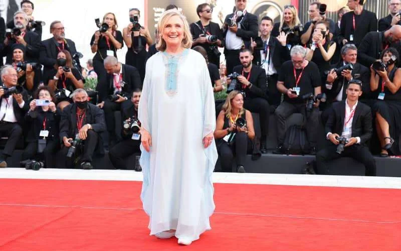 Hilary Clinton subliem in Marokkaanse kaftan (video)