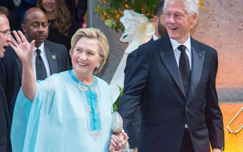 Hillary Clinton brengt eerbetoon aan Marokkaanse kaftan (foto)