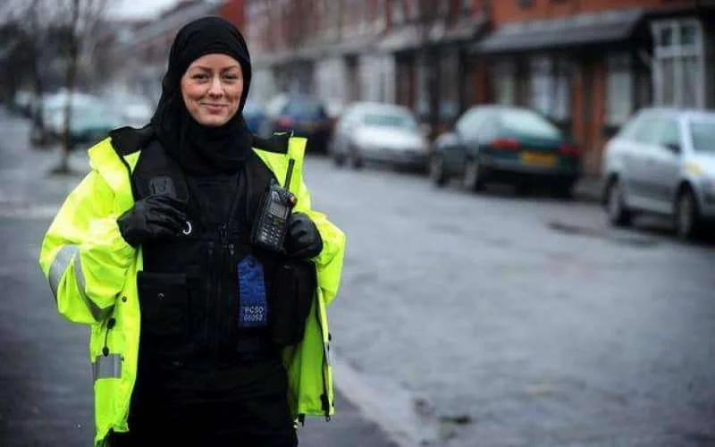 Tilburg wil handhavers toestaan een hoofddoek te dragen