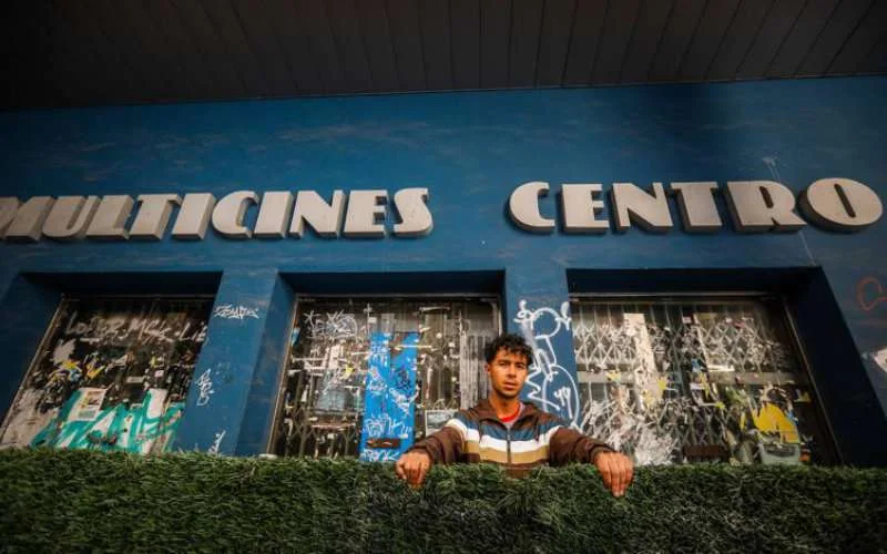 Idriss zwom naar Spanje en slaapt in een oude bioscoop