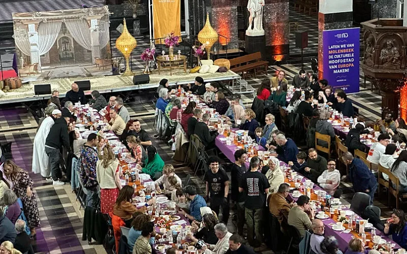 Honderden moslims, christenen en joden delen iftar in Belgische kerk