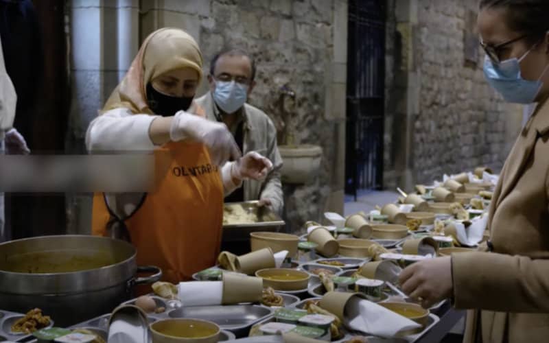 Moslims verbreken vasten in kerk in Barcelona (video)