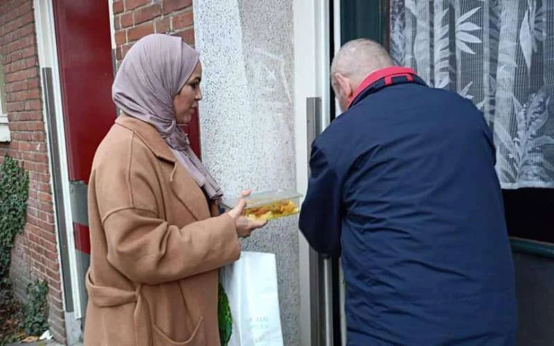 Amsterdamse buurtmoeder Ilhame: "Jongen reisde van Marokko naar Turkije en kwam te voet naar Nederland"