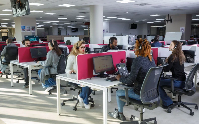 Miljardair Patrick Drahi verkoopt Marokkaans callcenter door miljardenschulden