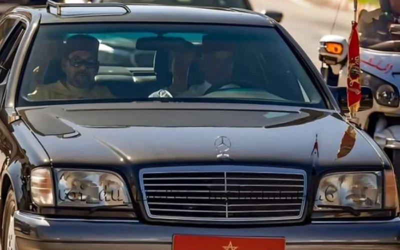 Koning Mohammed VI gespot in de straten van Rabat