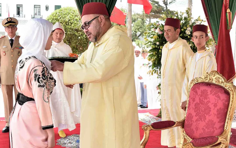 Koning Mohammed VI weert bepaalde politici van Troonfeest