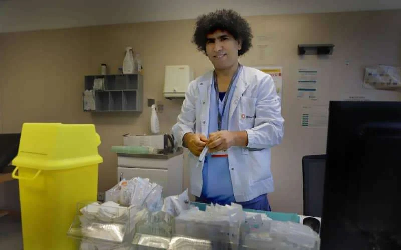 Lahcen, gisteren zonder papieren, vandaag verpleger in Spanje