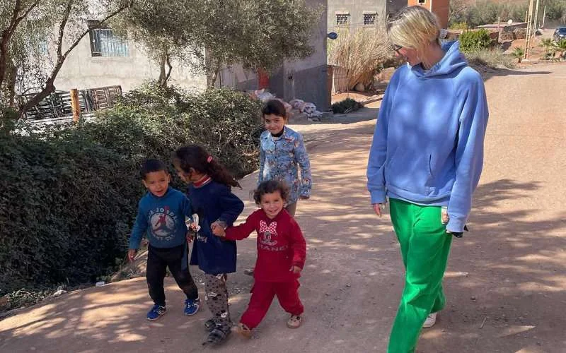 Zangeres Maan geniet van romantische vakantie in Marokko