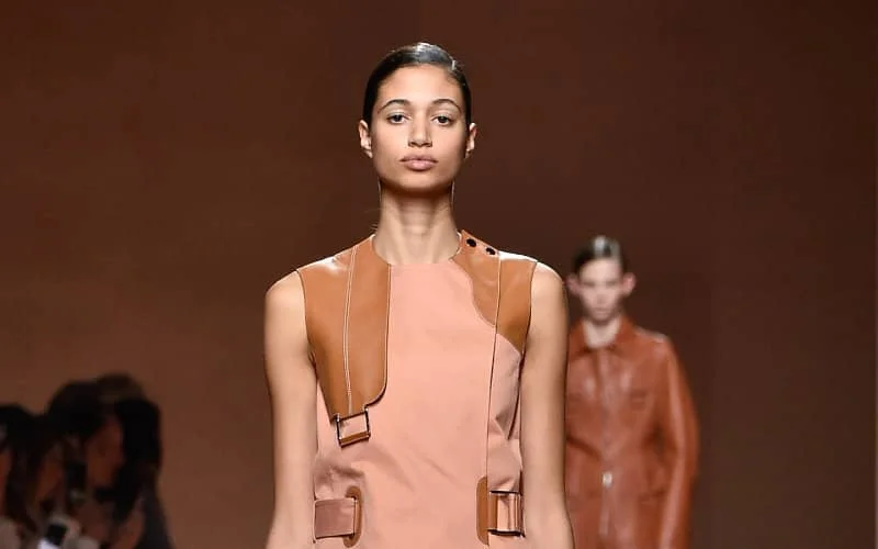 Malika El-Maslouhi en Imaan Hammam sterren zomercampagne Tory Burch