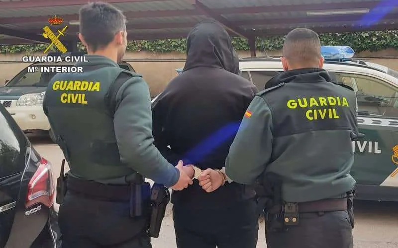 Marokkaan laat kinderen achter in Spanje om op vakantie te gaan in Marokko