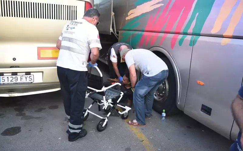 Brandweer bevrijdt Marokkaan vanonder bus in Sebta
