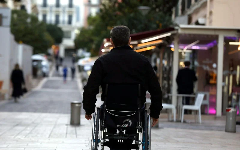 Yassin in rolstoel en dakloos: "Ik leef in angst"