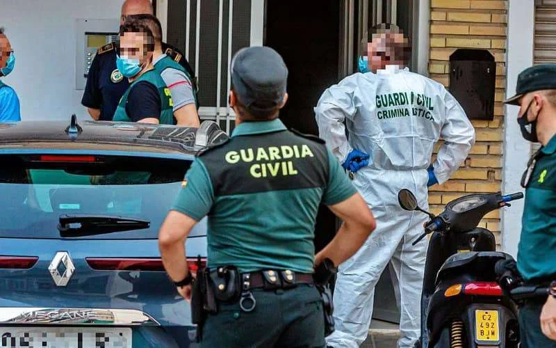 Marokkaan snijdt keel vrouw door en springt van brug in Spanje