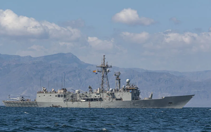 Oorlogsschepen escorteren jacht bij Ceuta, Koning Mohammed VI aan boord?