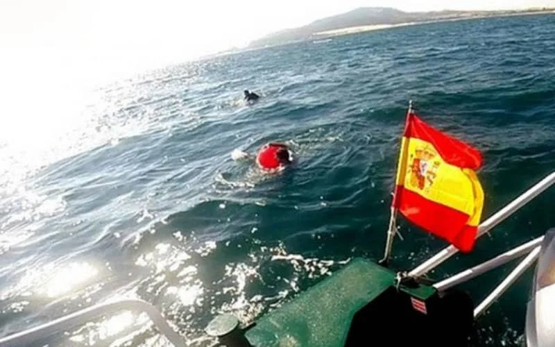 Marokkaan en jonge neef op zee gered door Spaanse hulpdiensten