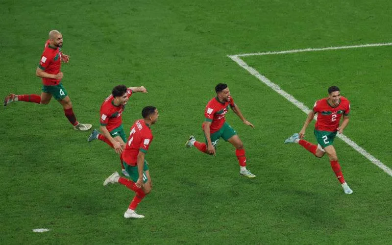 Marokko verslaat Spanje en gaat door naar kwartfinale op WK