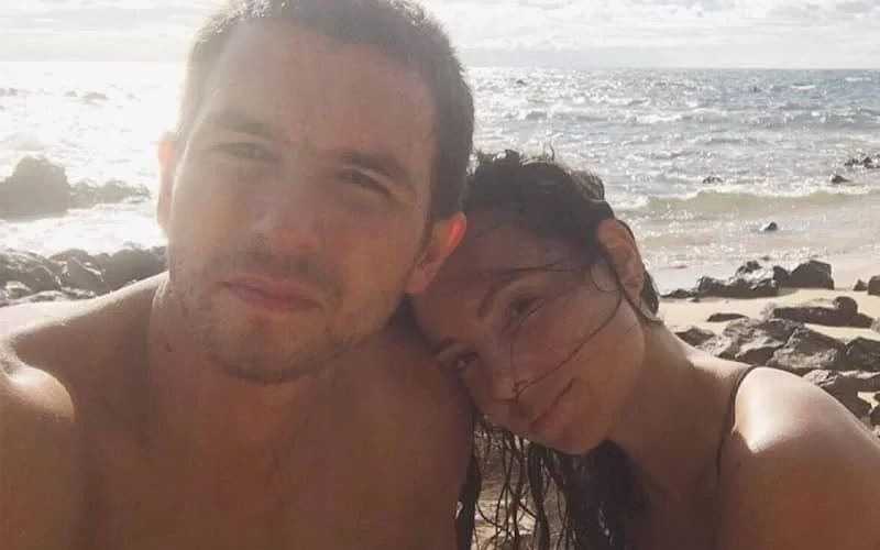 Matteo Simoni en vriendin gestrand in Marokko