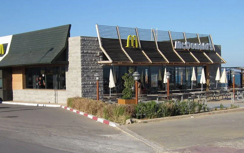 Personeel McDonald's Nador sluit bedelende meisjes op