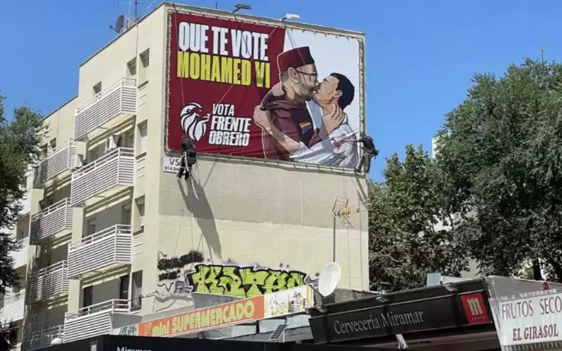 Schandaal: verkiezingsposter toont Sanchez en Mohammed VI kussend