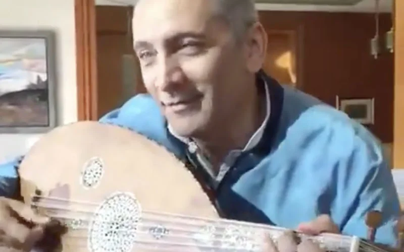 Zakenman Moulay Hafid Elalamy blijkt virtuoos op de oud (video)