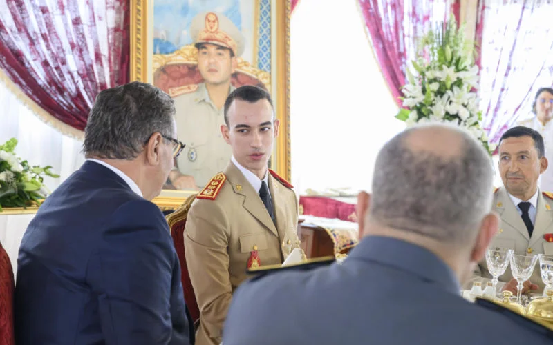 Kroonprins Moulay Hassan zit legerbijeenkomst voor (video)