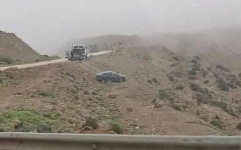 Auto in ravijn door mist op kustweg Al Hoceima