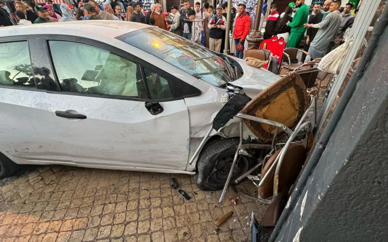 Auto rijdt café binnen in Tanger, meerdere slachtoffers (video)