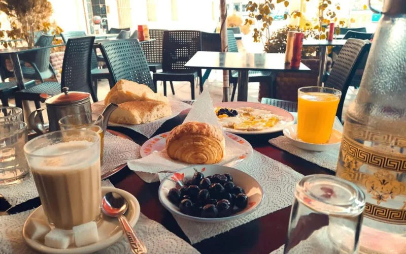 Vrijgezellen niet welkom in cafés Nador