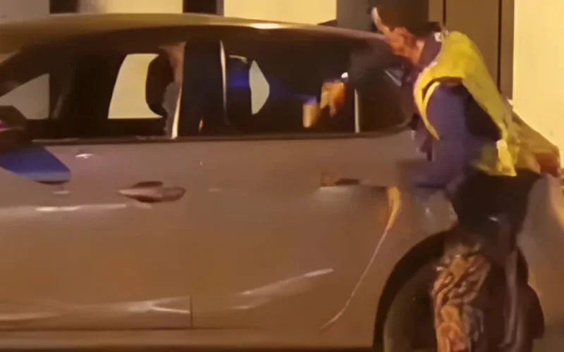 Nachtwaker in Tanger slaat tilt: 15 auto's vernield