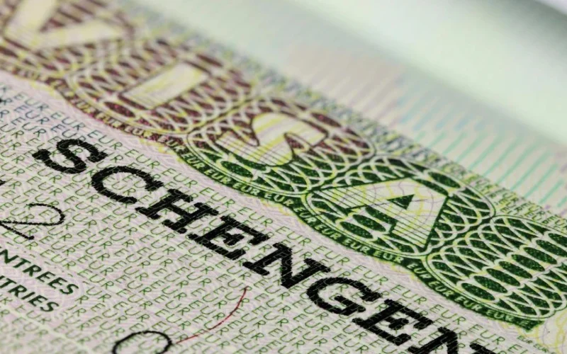 Marokkaanse streamer neemt het op tegen visum-maffia