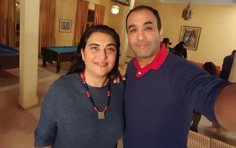 Acteur Rachid El Ouali dolblij met terugkeer echtgenote na studie in Zuid-Korea (video)