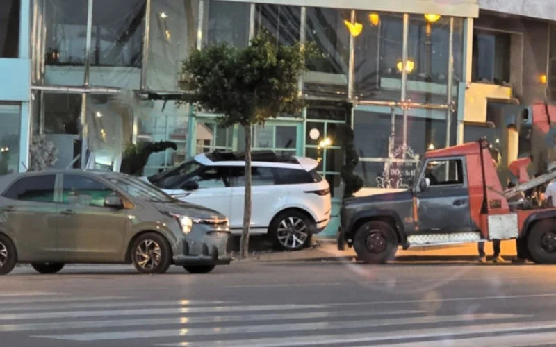 Auto rijdt bekend café binnen op zeedijk Tanger
