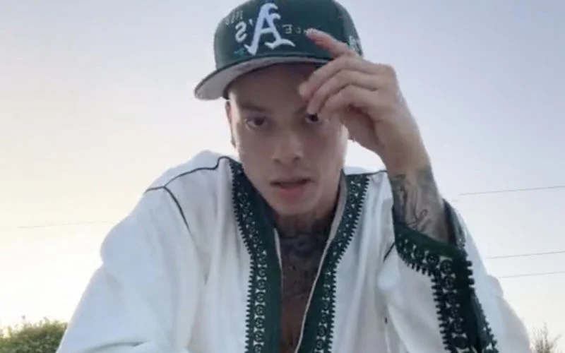 Britse rapper Central Cee in traditionele Marokkaanse outfit (video)