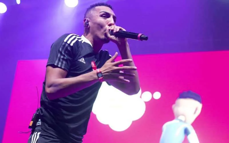 Marokkaanse rapper Morad in nauwe schoentjes