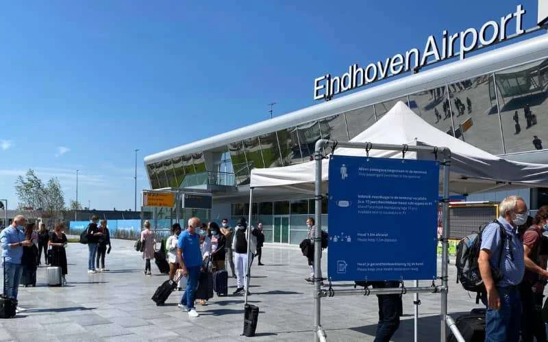 Afgeladen vliegtuigen van Eindhoven naar Marokko ondanks code oranje