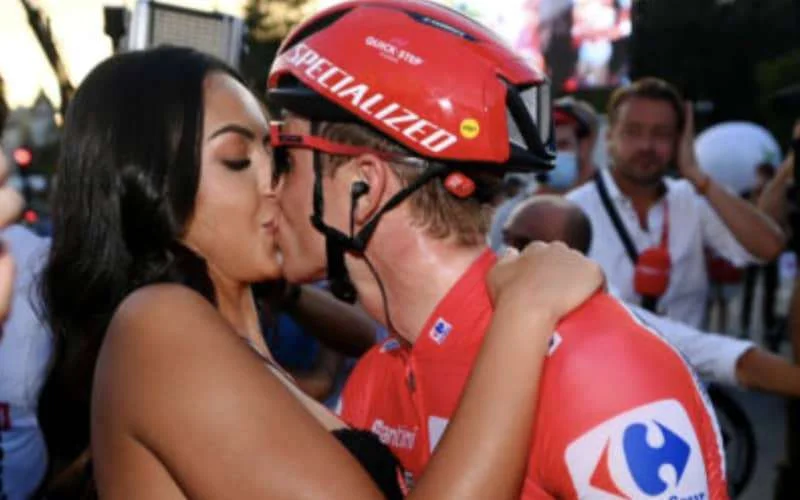 Remco Evenepoel viert overwinning Vuelta met Marokkaanse verloofde