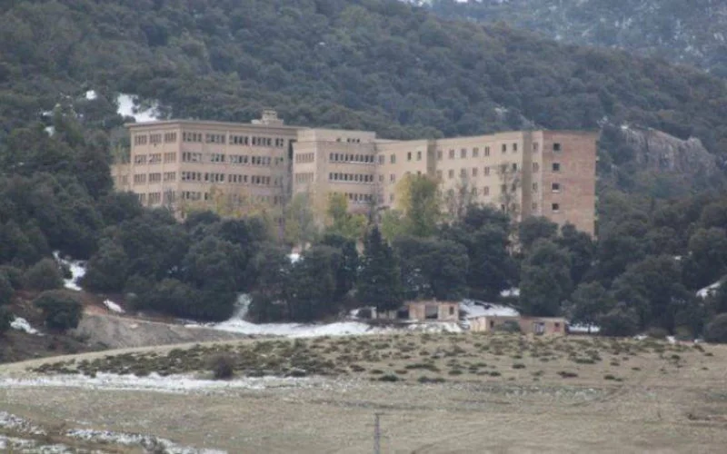 Al 50 jaar mysterie rond 'vervloekt' sanatorium in Marokko (video)
