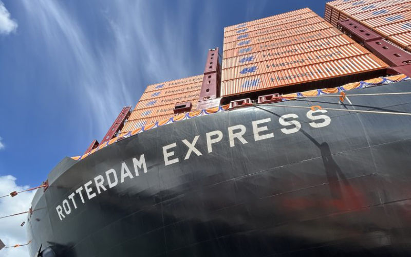 Megaschip Rotterdam Express botst tegen havendam in Marokko 