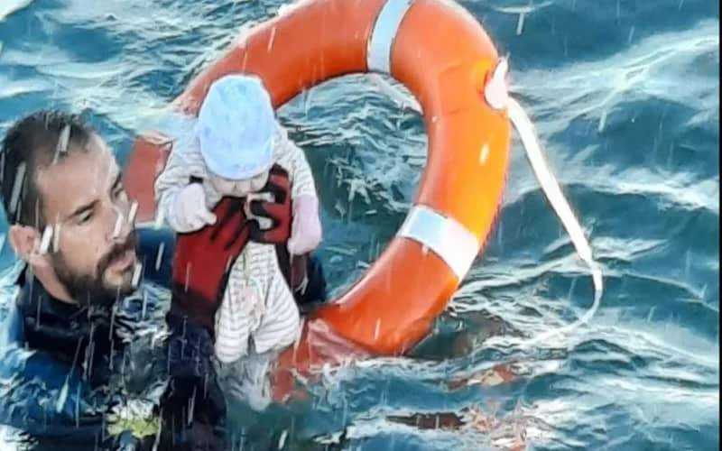 Sebta: baby-reddende politieagent gaat viraal (video)