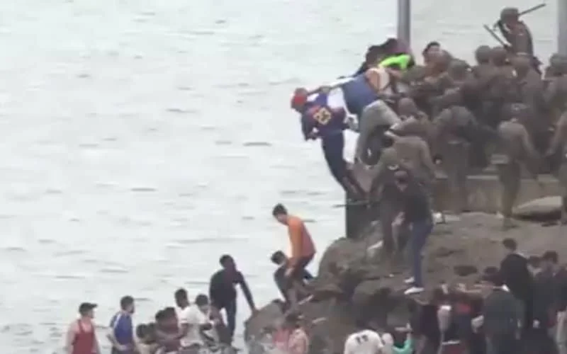 Marokkanen door Spaanse militairen in zee gegooid (video)