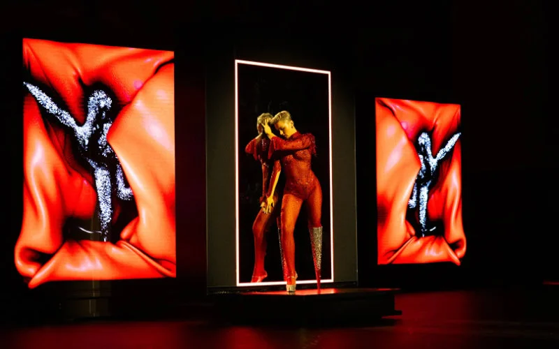 Christian Louboutin en Sidi Larbi Cherkaoui schitteren in Parijs (video)