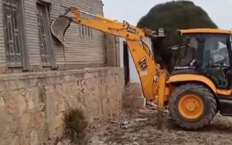 Sloop illegale huisjes op strand Bouznika