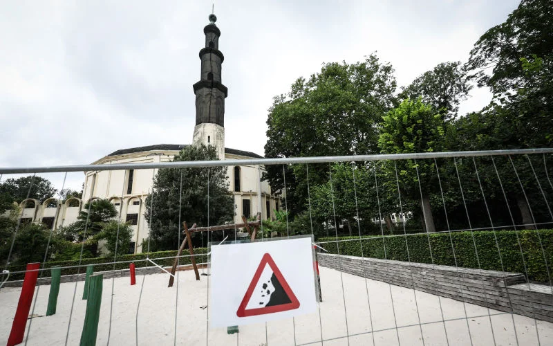 Minaret Grote Moskee in Brussel wordt gesloopt
