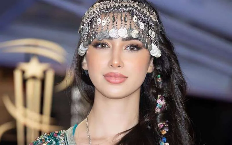 Sofia Saidi schittert in sublieme creatie van Fatim Filali Idrissi (video)