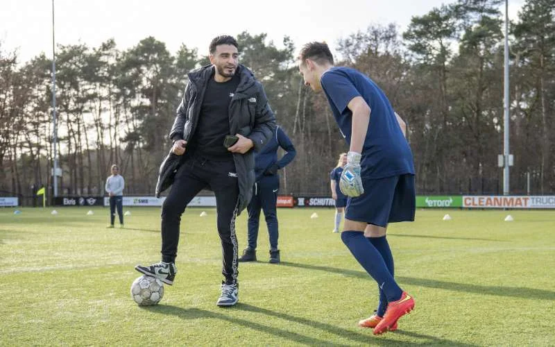 Soufiane Touzani helpt jongeren met maatschappelijke diensttijd bij Vitesse