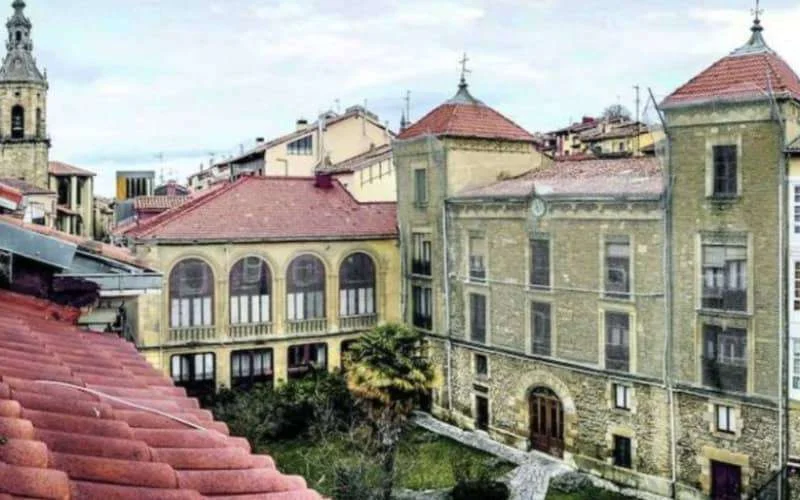 Tanger heeft flinke schuld bij Spaanse stad